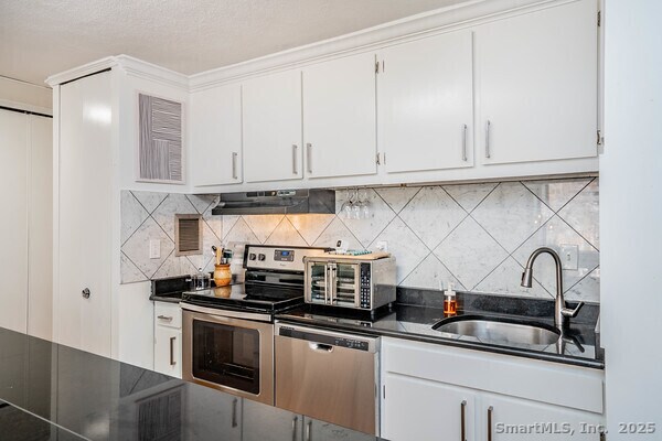 Building Photo - 1 Gold St