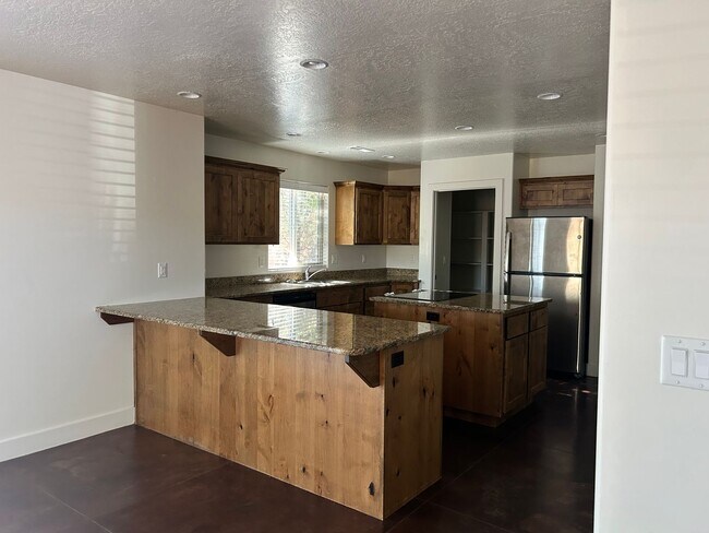 Building Photo - Dog Friendly 4 Bedroom Townhome. $200 First Full Month's Rent!