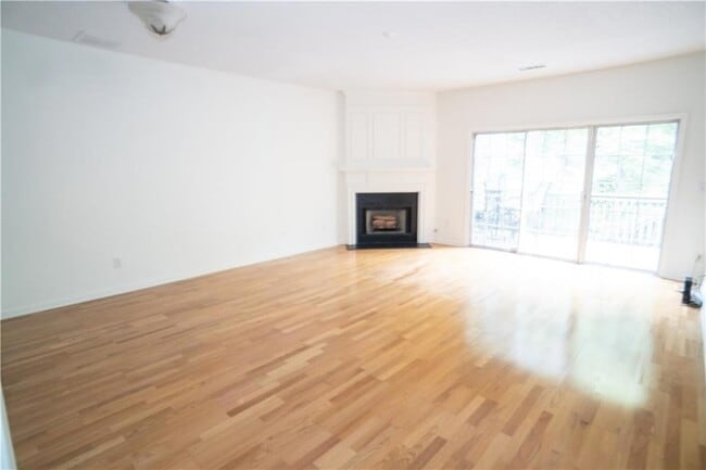 Building Photo - 9155 Nesbit Ferry Rd