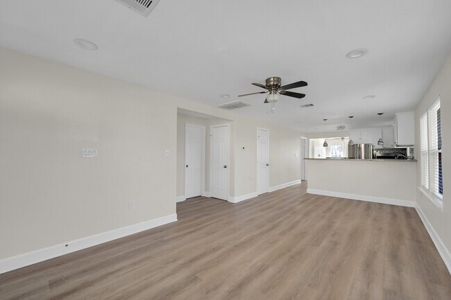 Building Photo - 632 E 38th St