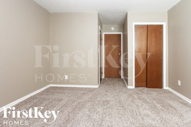 Building Photo - 2414 E Dudley Ave