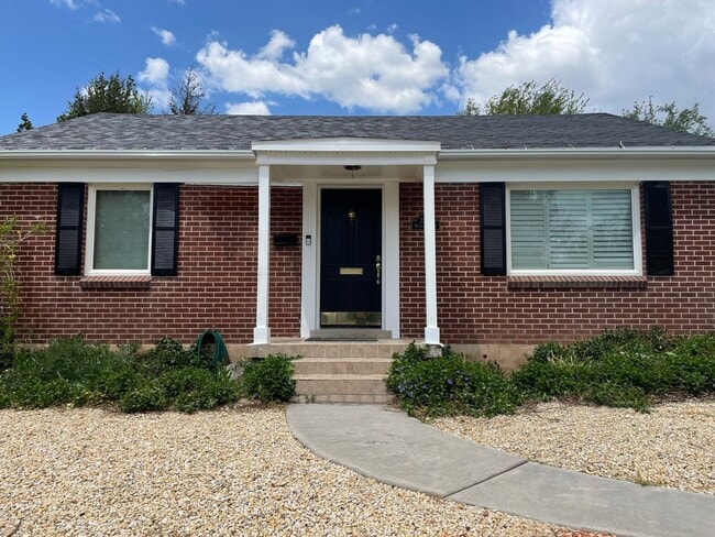 Primary Photo - Adorable Home!!!