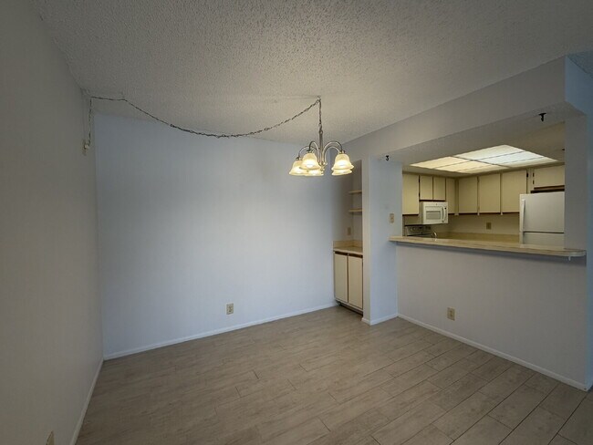 Building Photo - "2-Bed, 2-Bath Condo in Oaks IV - Your Cozy 899 Sq. Ft. Haven Awaits!"
