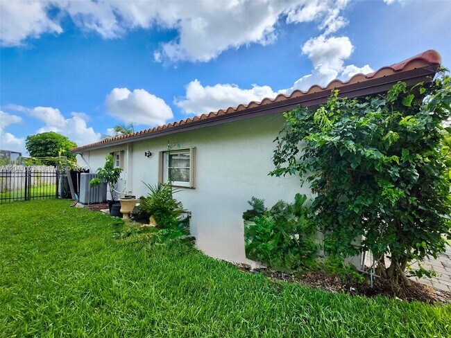 Building Photo - 16641 Royal Poinciana Dr