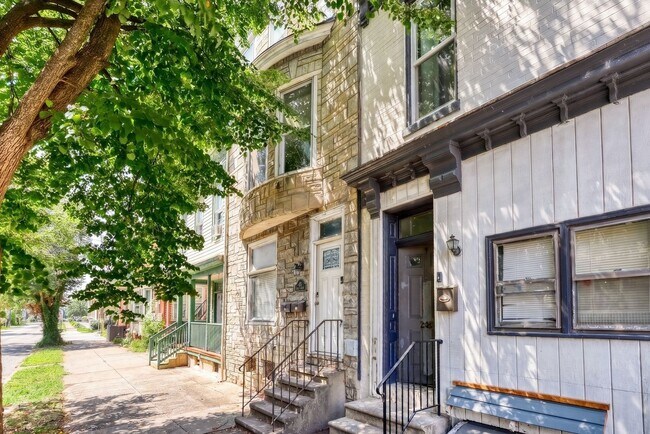 Building Photo - 216 Peffer St
