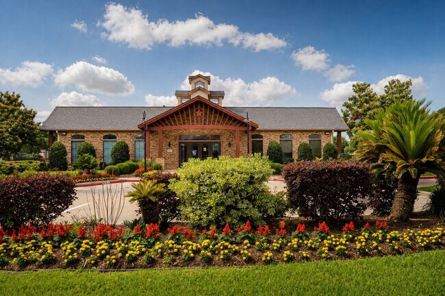 Building Photo - 6451 Applewood Forest Dr