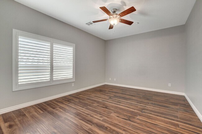 Building Photo - Gorgeous Three Bedroom in the Northwest!