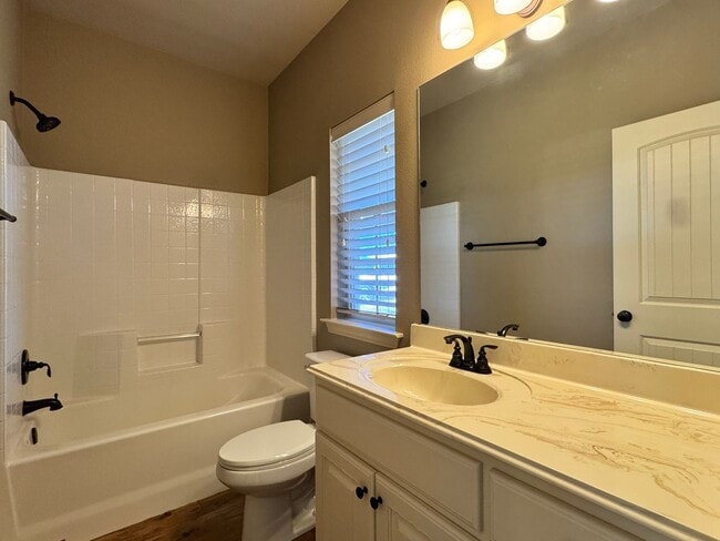 Building Photo - 939 Redbud Ln