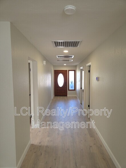 Building Photo - 29880 Longhorn Dr