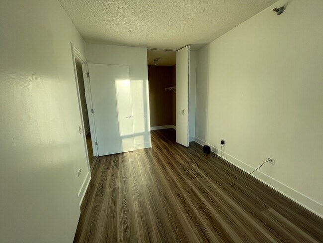 Building Photo - 400 N La Salle Dr