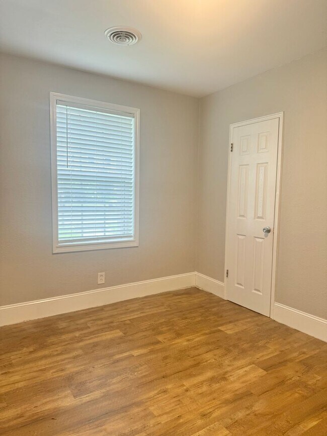 Building Photo - 5306ntre