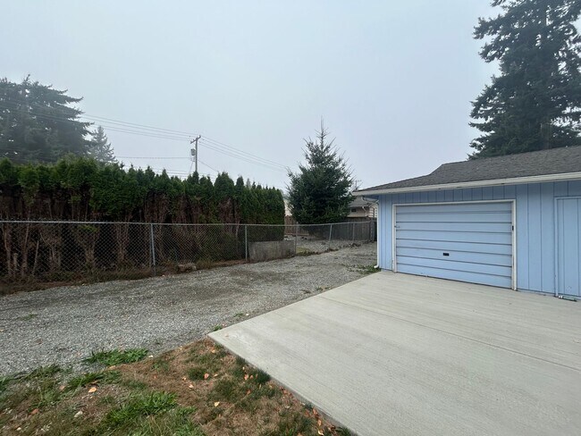 Building Photo - Private, Quiet HOME 1 bd 1 bath w/ garage ...