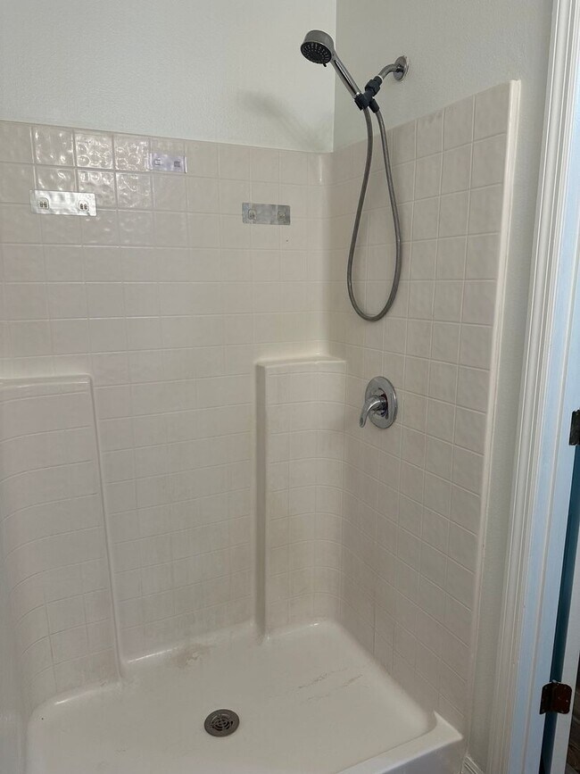 Building Photo - Move in condition 3 Bedroom 2 Bath 2 Car Garage Call Carole Arcaro 386-216-4900 Deltona Lakes Realty