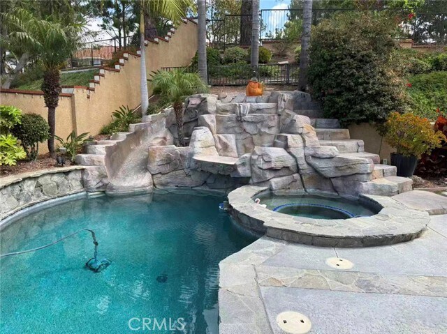 Building Photo - 5860 Vista Del Mar