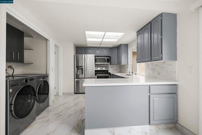 Building Photo - 560 La Copita Ct