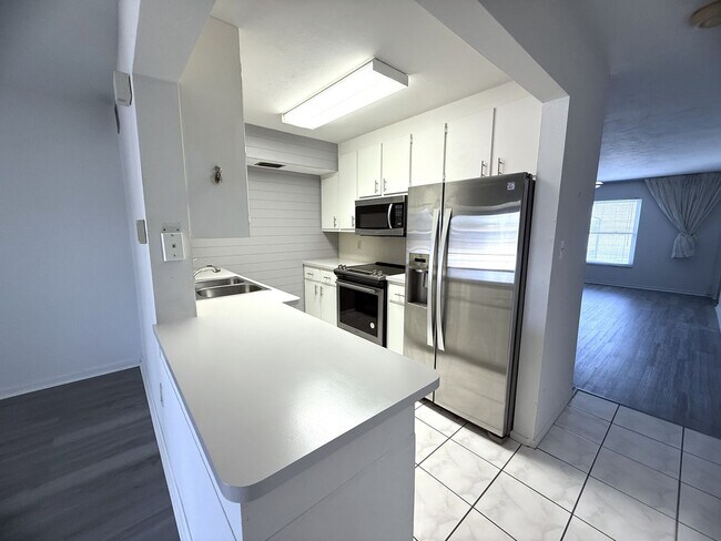 Building Photo - FIRST MONTHS RENT FREE!!! Beautiful 2 MASTER SUITE CONDO in Central Ft. Myers with Over 1200 Sqft.
