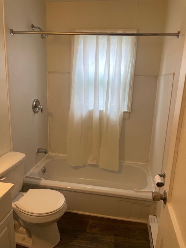 Building Photo - 2 BDRM 1 BA, 816 SQ FT HOME, DUKE POWER, CITY OF GREENSBORO WATER- $975 MONTH, $975 DEPOSIT!!