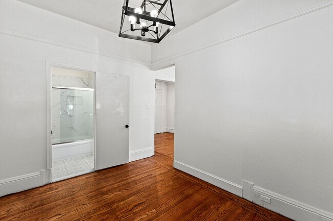 Building Photo - 1809 Oak St