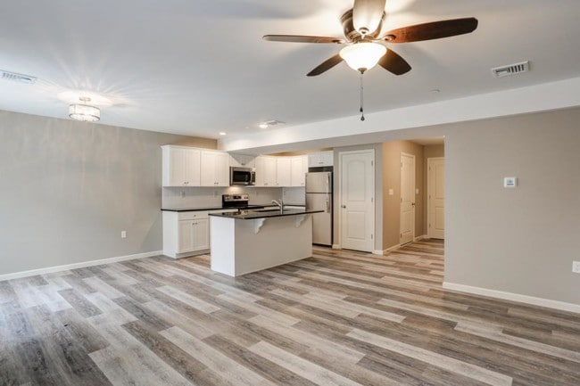 Building Photo - 30 Brook Side Dr