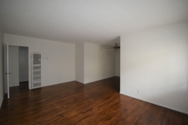 Building Photo - 15033 Burbank Blvd
