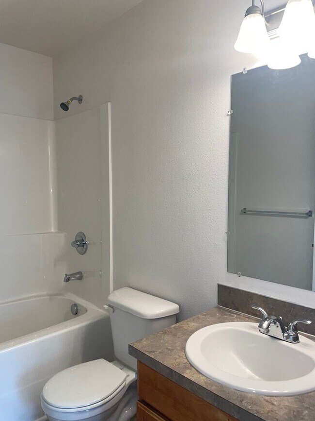 Building Photo - 2 bed 2 bath + Bonus Room Duplex in Northeast Salem!