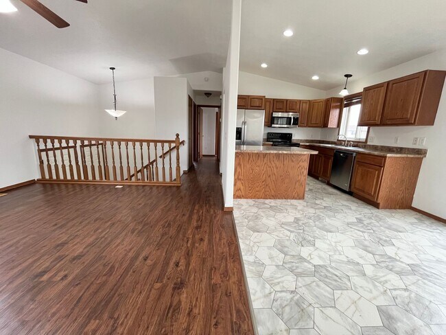 Building Photo - 3 Bed/2 Bath Home w/ Fenced in Yard!