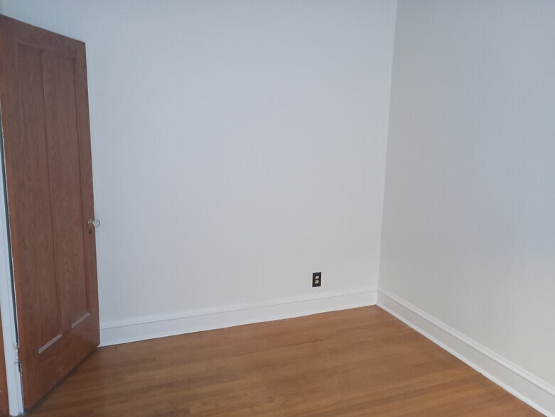 Bedroom 2 - 3842 N Mozart St