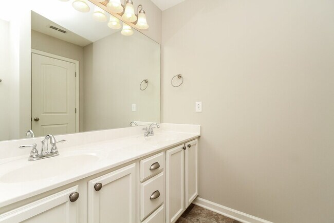 Building Photo - 2418 Salem Glen Xing