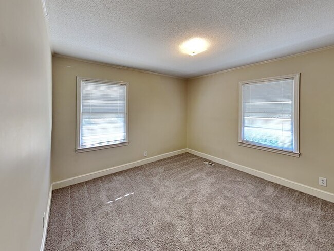 Building Photo - Get $500 OFF RENT!*  Adorable 3 bedroom 1 ...