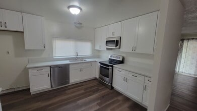 Building Photo - 4 bed 2 Bath