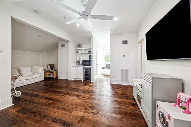 Building Photo - 4536 Mimosa Dr