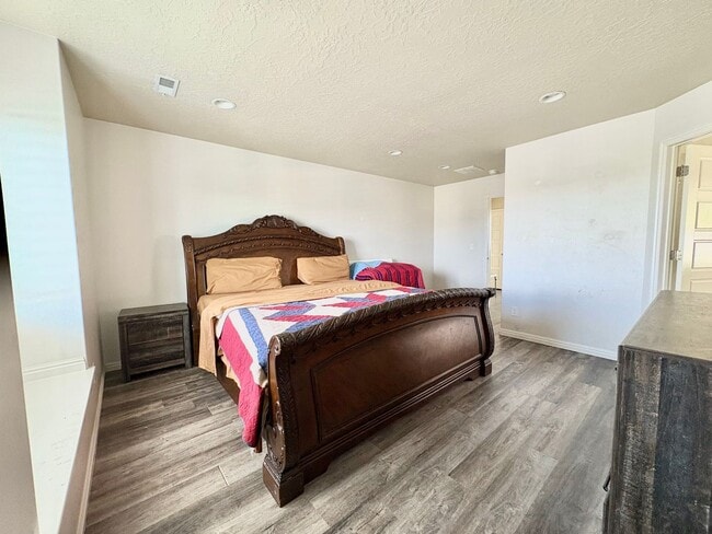 Building Photo - 3 Bed, 2.5 Bath Lakeview Home (Upper Unit) with Private Yard in Quiet Neighborhood!
