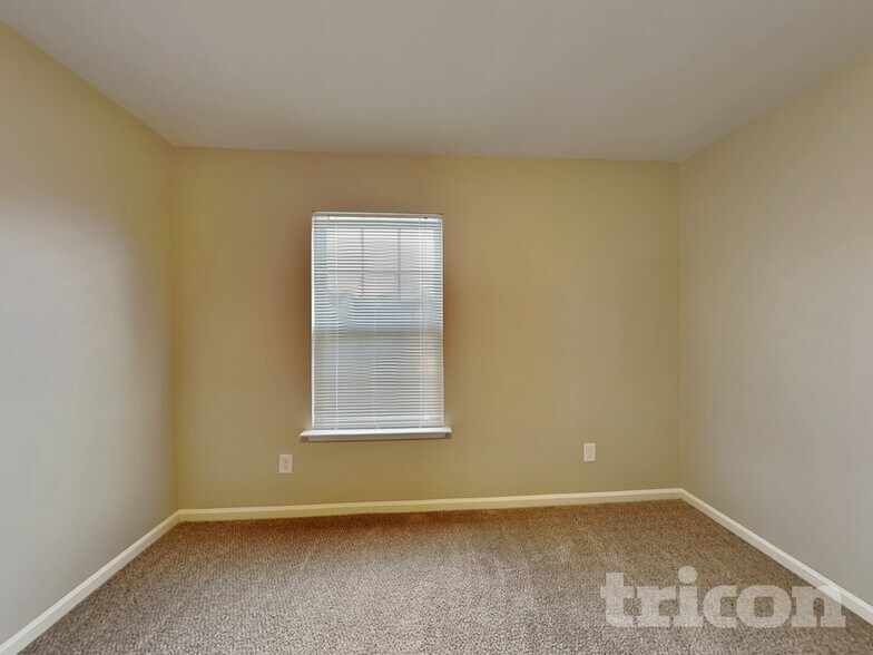 Building Photo - 2092 Roscommon Dr
