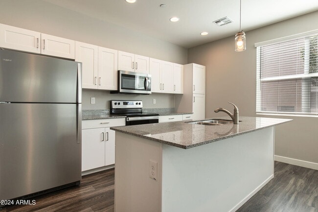 Building Photo - 2245 N Dayton St