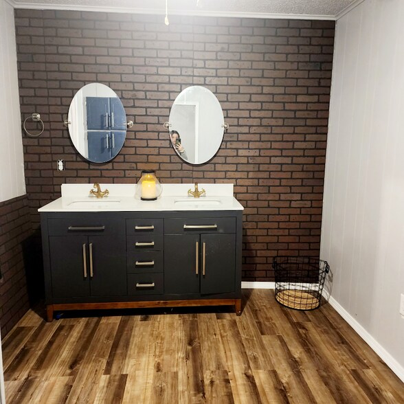 Building Photo - 415 S 5th St