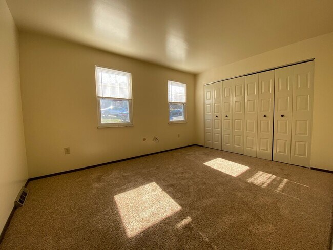 Building Photo - Check This Out! 3 BR Townhome with Washer & Dryer + Equipped Kitchen with Dishwasher! Call Today!