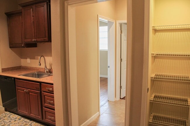 Building Photo - 2 BEDROOM - MAHNCKE PARK