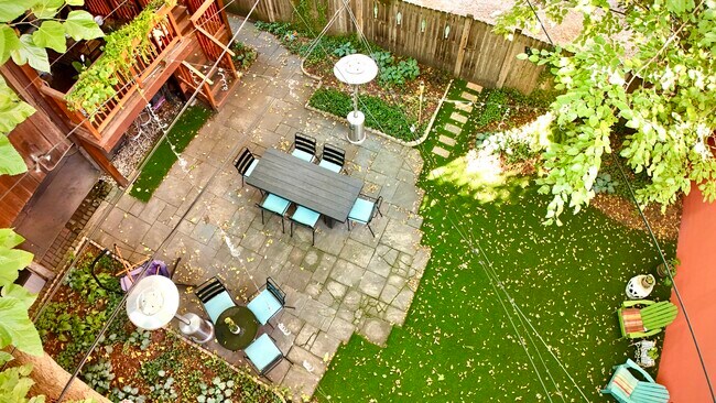 Building Photo - 2921 N Pine Grove Ave