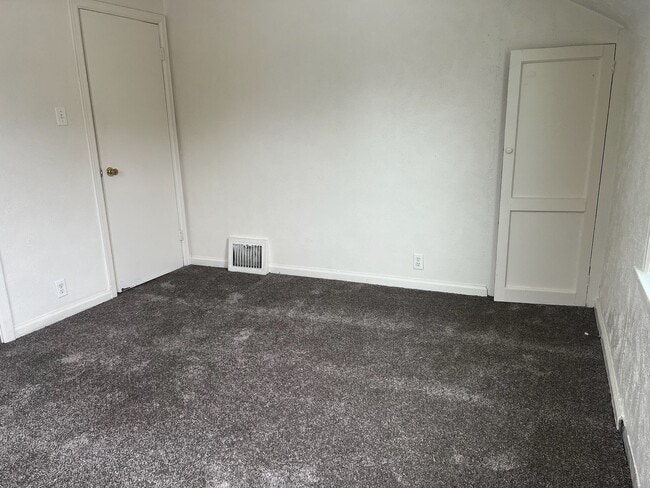 Building Photo - 2bd/1 ba duplex at corner of Colfax and La...