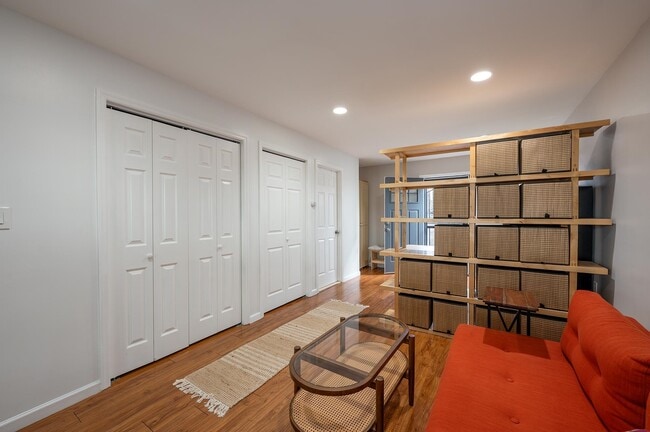 Building Photo - 72 Henry St