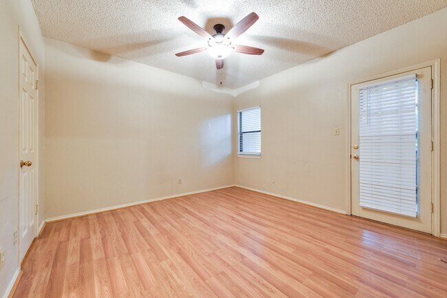 Building Photo - UT PRE-LEASE: 2 BR / 2 BA West Campus Condo - Walk to Campus - Newly Remodeled Kitchen