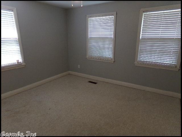 Building Photo - 628 Skyline Dr