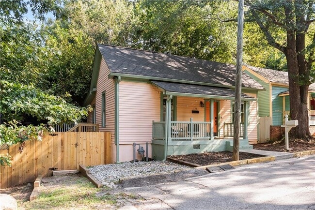 Building Photo - 720 Mollie St SE