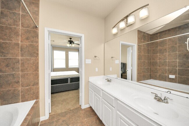 Building Photo - 8428 Willow Loch Dr