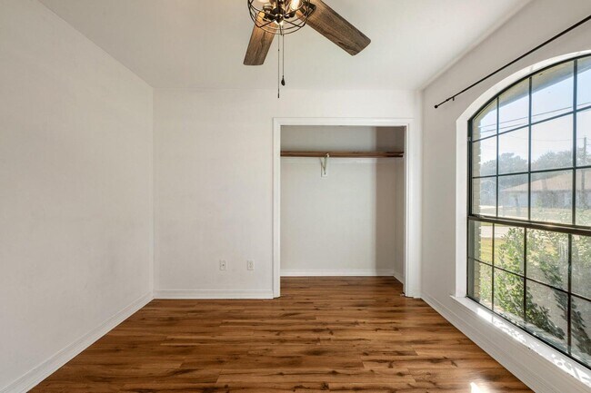 Building Photo - 2240 Prytania Cir