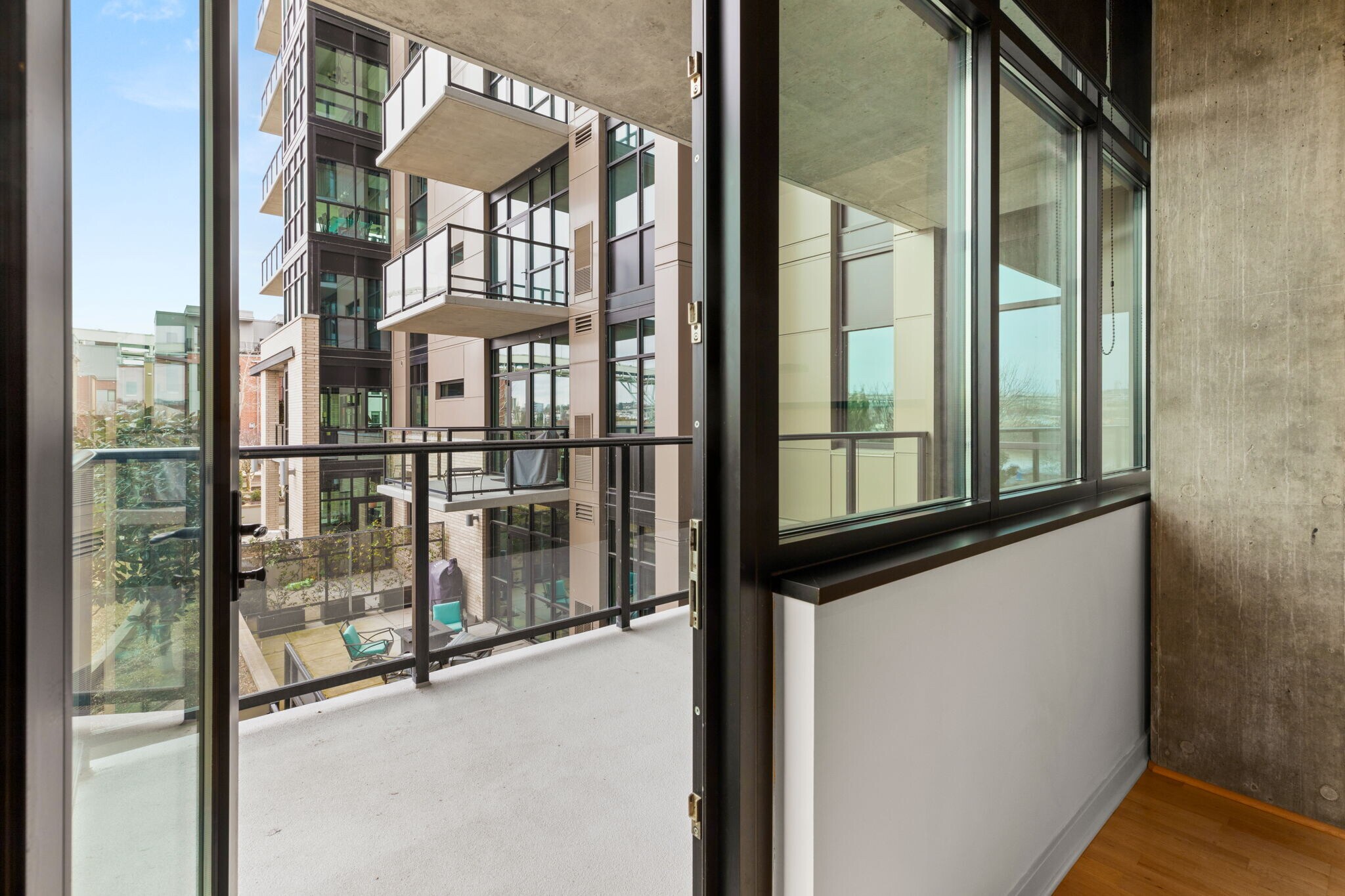 Building Photo - 1830 NW Riverscape St