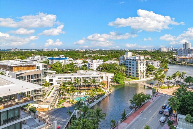 Primary Photo - 2301 Collins Ave