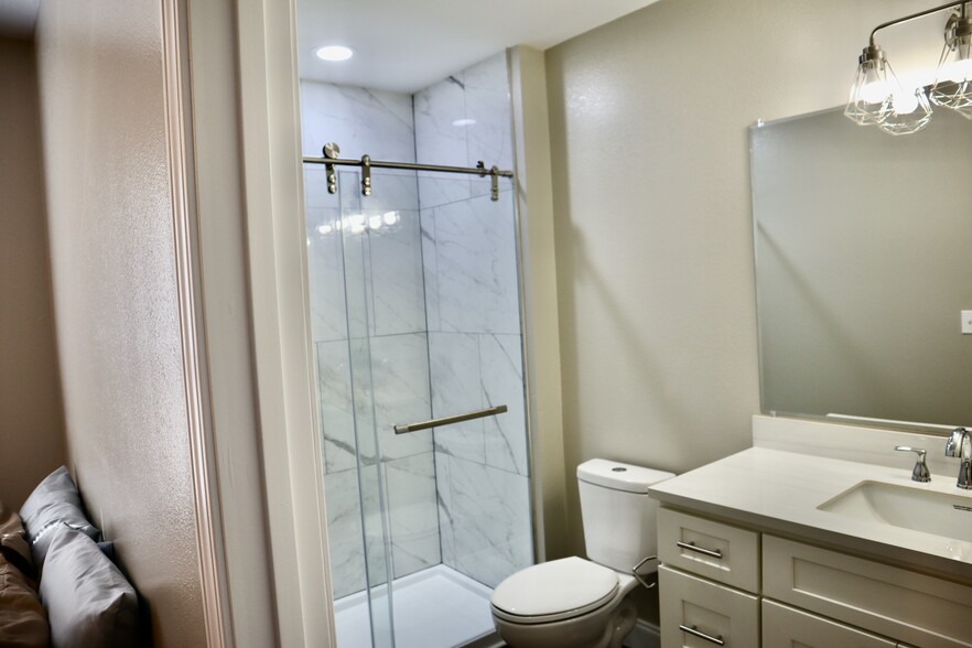 Private bathroom /en suite - 814 Carson St