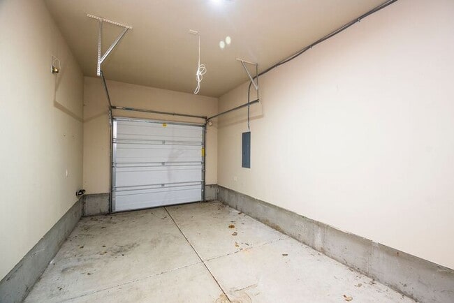 Building Photo - 14170 NE Flanders Ct