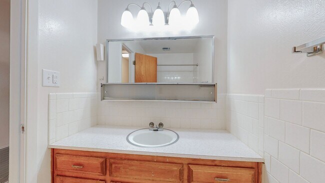 Building Photo - NORTH VALLEY 3 Bedroom  2 Bath